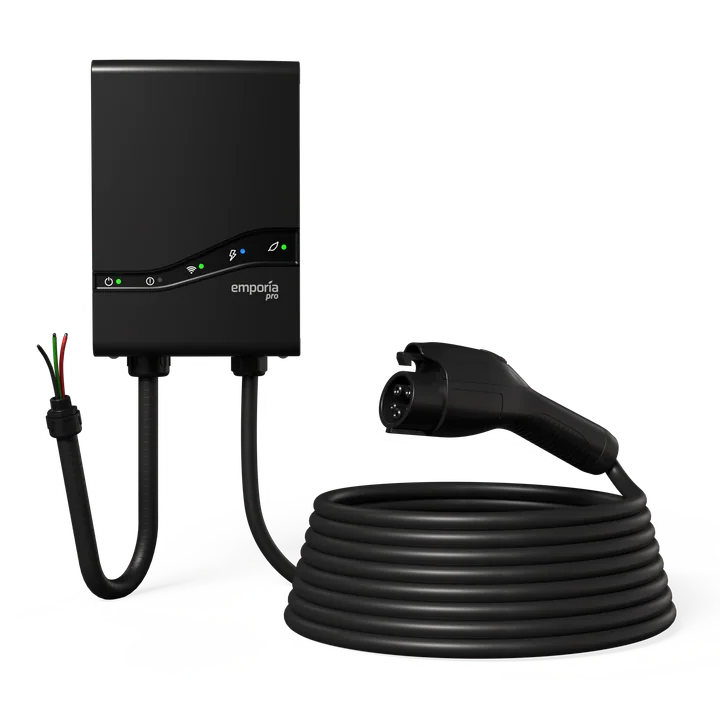 Cargador EV Emporia Pro negro con conector J1772 y entrada para conexión fija.